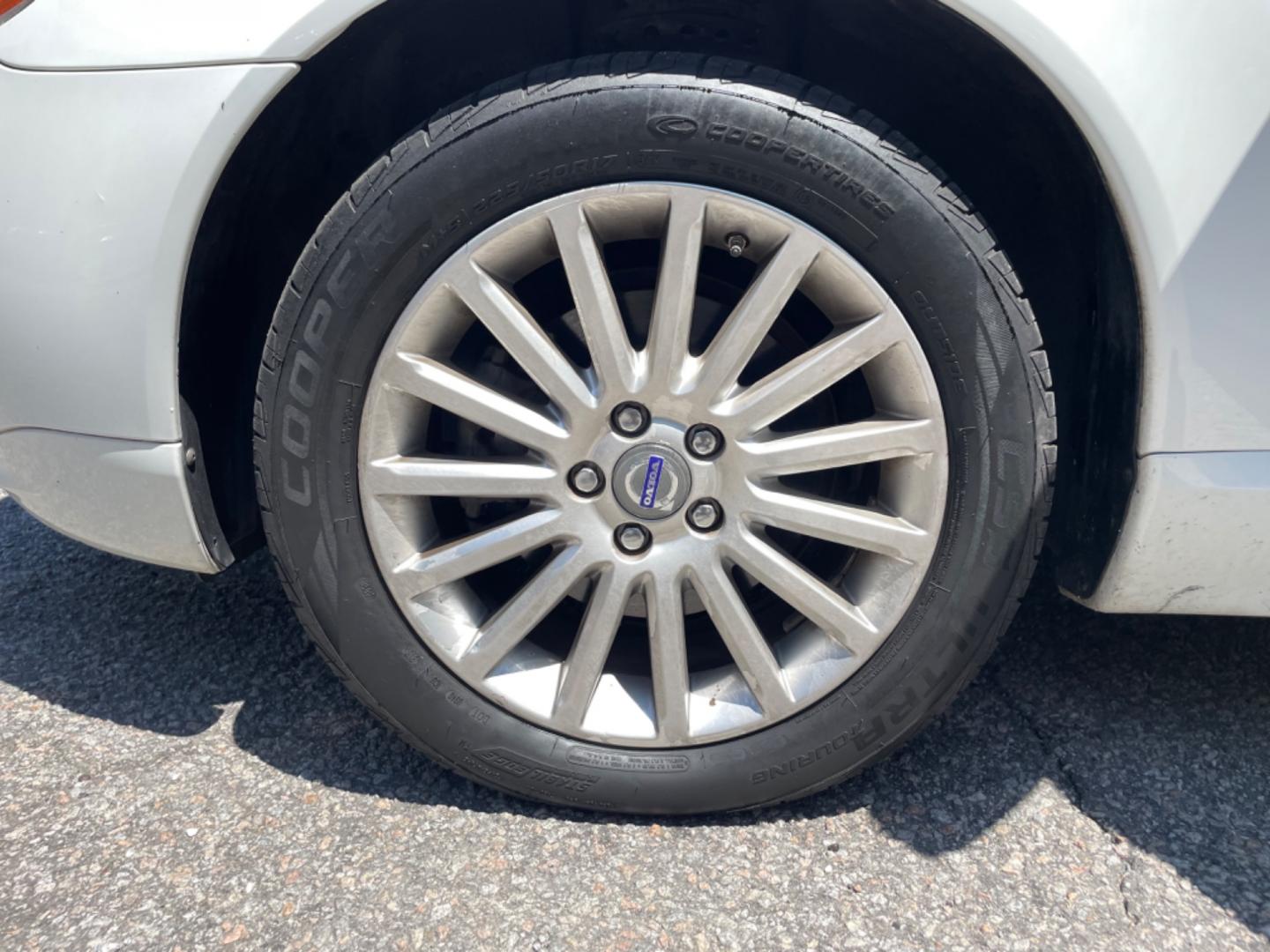 2007 WHITE VOLVO S80 3.2 (YV1AS982X71) with an 3.2L engine, Automatic transmission, located at 5103 Dorchester Rd., Charleston, SC, 29418-5607, (843) 767-1122, 36.245171, -115.228050 - Clean CarFax (no accidents reported!) Comfortable & Spacious interior with Leather, Sunroof, CD/AUX/AM/FM, Dual Climate Control, Power Everything (windows, locks, seats, mirrors), Heated Seats, Push Button Start, Keyless Entry, Alloy Wheels. Local Trade-in!! 129k miles Located at New Life Auto Sale - Photo#22
